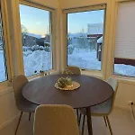 Bright And Comfortable With Easy Airport Access, Parking And Nature Nearby