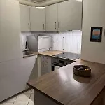 Bright And Comfortable With Easy Airport Access, Parking And Nature Nearby 아파트