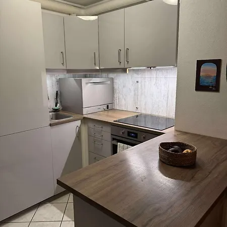 Bright And Comfortable With Easy Airport Access, Parking And Nature Nearby Appartamento