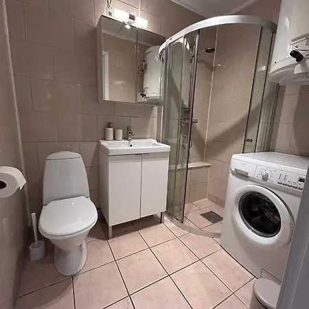 Bright And Comfortable With Easy Airport Access, Parking And Nature Nearby *