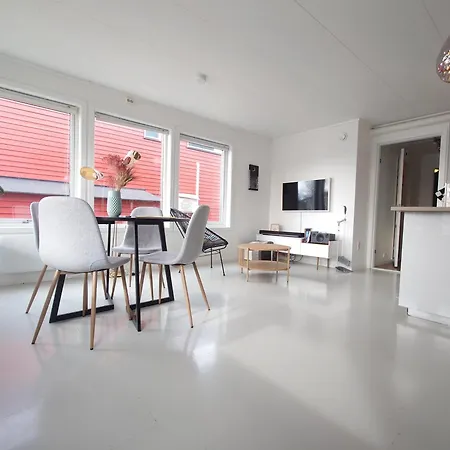 Bright And Comfortable With Easy Airport Access, Parking And Nature Nearby * Tromsø