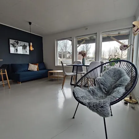 Bright And Comfortable With Easy Airport Access, Parking And Nature Nearby Apartament Tromsø