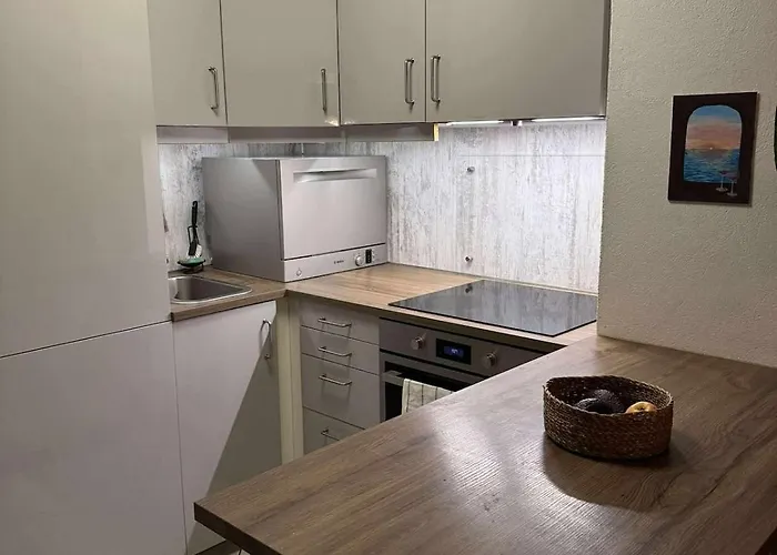 Bright And Comfortable With Easy Airport Access, Parking And Nature Nearby Apartamento