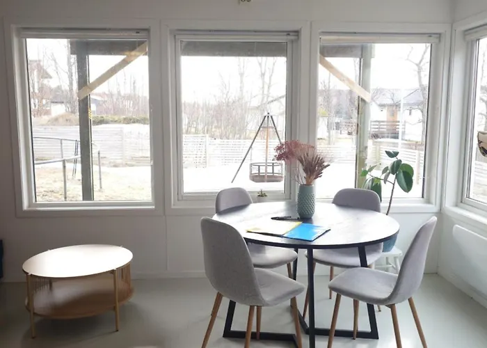 Apartament Bright And Comfortable With Easy Airport Access, Parking And Nature Nearby *