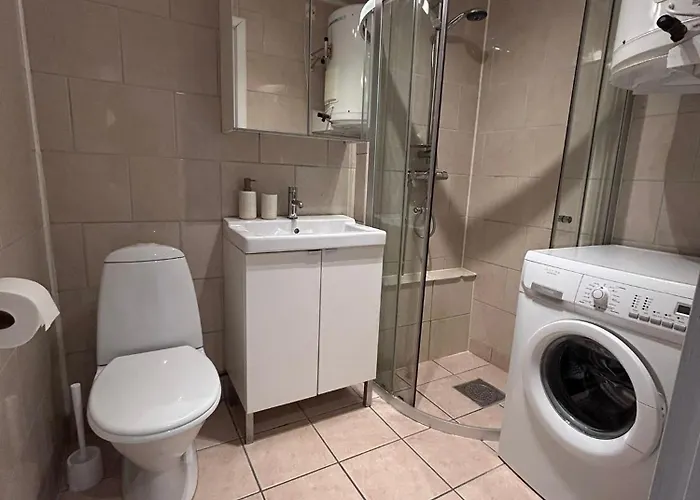 Bright And Comfortable With Easy Airport Access, Parking And Nature Nearby *